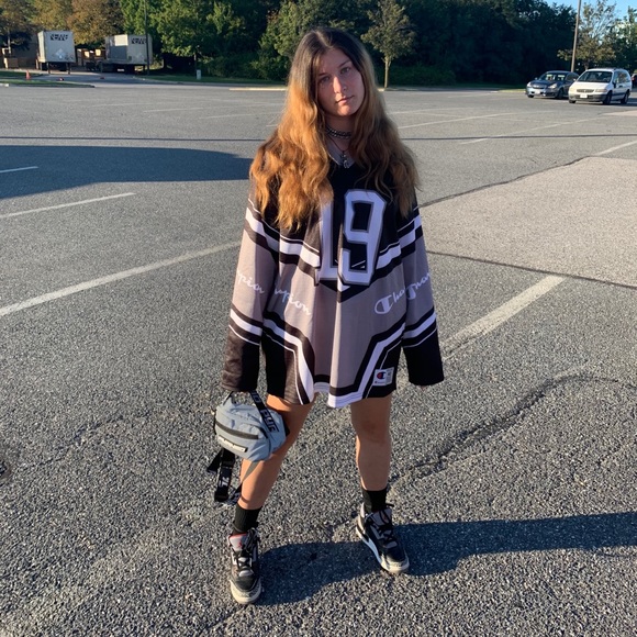 Meet your Posher, Stephanie - Picture 2 of 5